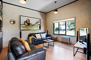 Artist's Colourful Casa with Spa Pool