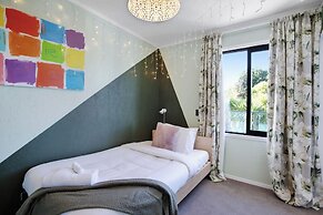 Artist's Colourful Casa with Spa Pool