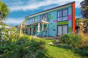 Artist's Colourful Casa with Spa Pool