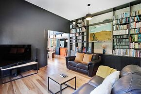 Artist's Colourful Casa with Spa Pool