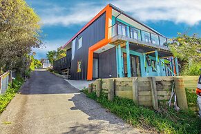 Artist's Colourful Casa with Spa Pool
