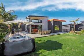 Artist's Colourful Casa with Spa Pool