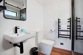 Artist's Colourful Casa with Spa Pool