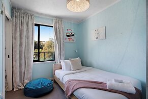 Artist's Colourful Casa with Spa Pool