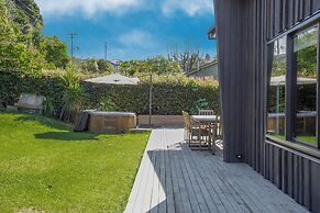 Artist's Colourful Casa with Spa Pool