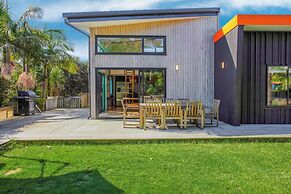 Artist's Colourful Casa with Spa Pool