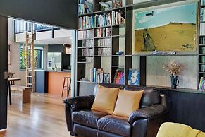 Artist's Colourful Casa with Spa Pool