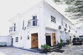 Montcrest Hotel & Lounge