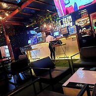 Montcrest Hotel & Lounge
