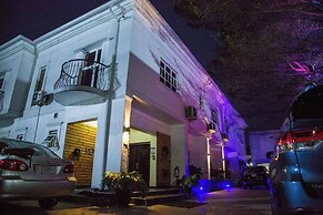 Montcrest Hotel & Lounge
