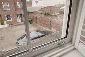 Stunning 2 BD with Patio & Free Parking