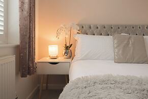 Stunning 2 BD with Patio & Free Parking