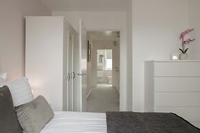 Stunning 2 BD with Patio & Free Parking