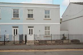Stunning 2 BD with Patio & Free Parking