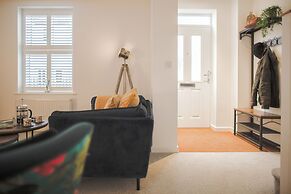 Stunning 2 BD with Patio & Free Parking