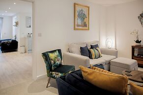 Stunning 2 BD with Patio & Free Parking