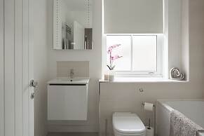 Stunning 2 BD with Patio & Free Parking