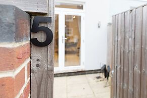 Stunning 2 BD with Patio & Free Parking