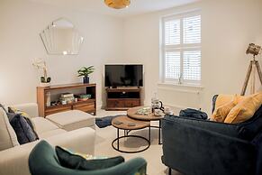 Stunning 2 BD with Patio & Free Parking