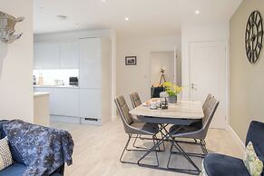 Stunning 2 BD with Patio & Free Parking