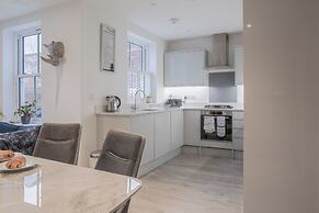 Stunning 2 BD with Patio & Free Parking