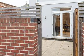 Stunning 2 BD with Patio & Free Parking