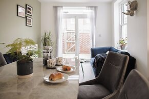 Stunning 2 BD with Patio & Free Parking