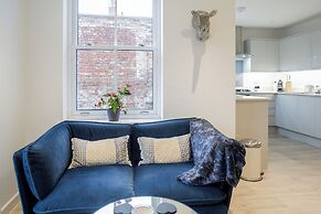 Stunning 2 BD with Patio & Free Parking