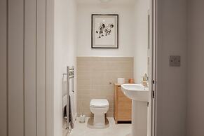 Stunning 2 BD with Patio & Free Parking