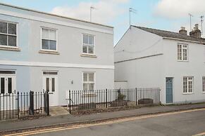 Stunning 2 BD with Patio & Free Parking