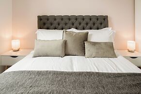 Stunning 2 BD with Patio & Free Parking