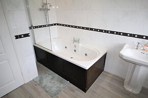 Whitley Bay - Sleeps 6 - Refurbished Throughout