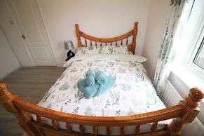 Whitley Bay - Sleeps 6 - Refurbished Throughout