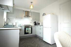 2 Bed House - Large Garden - Pet Friendly