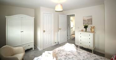 2 Bed House - Large Garden - Fully Refurbished