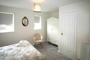 2 Bed House - Large Garden - Pet Friendly