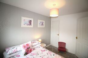 2 Bed House - Large Garden - Fully Refurbished