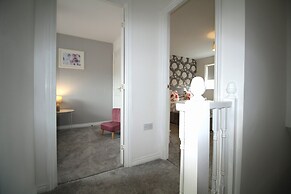 2 Bed House - Large Garden - Fully Refurbished