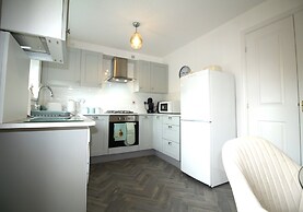 2 Bed House - Large Garden - Fully Refurbished