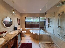 Or Tambo Airport Holiday Home