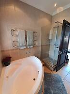 Or Tambo Airport Holiday Home