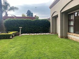 Or Tambo Airport Holiday Home