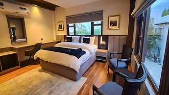 Pinnacle Executive Lodges