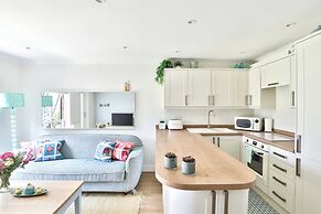 Newly Refurbished Flat With Great Transport Links