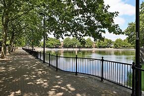 Newly Refurbished Flat With Great Transport Links