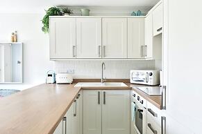 Newly Refurbished Flat With Great Transport Links
