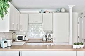 Newly Refurbished Flat With Great Transport Links
