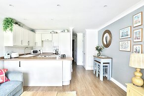 Newly Refurbished Flat With Great Transport Links