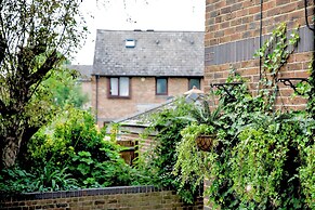 Newly Refurbished Flat With Great Transport Links