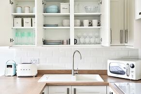Newly Refurbished Flat With Great Transport Links